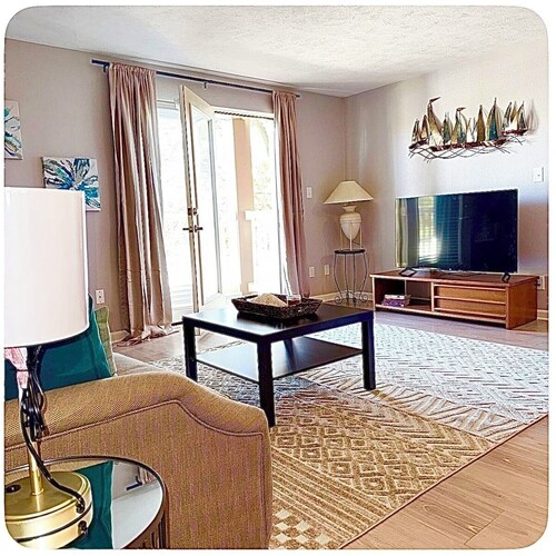 Cozy king Bed, Walk to dining, Funny Bone, night clubs. On Pair club.Free coffee