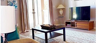 Cozy king Bed, Walk to dining, Funny Bone, night clubs. On Pair club.Free coffee