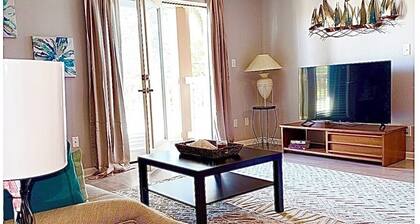 Cozy king Bed, Walk to dining, Funny Bone, night clubs. On Pair club.Free coffee