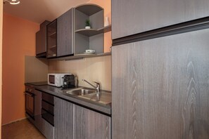 Fridge, microwave, oven, stovetop - Sea View Apartment Magda 2, Plomin, Croatia (Plomin)