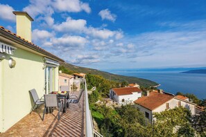 Outdoor dining - Sea View Apartment Magda 1, Plomin, Croatia (Plomin)