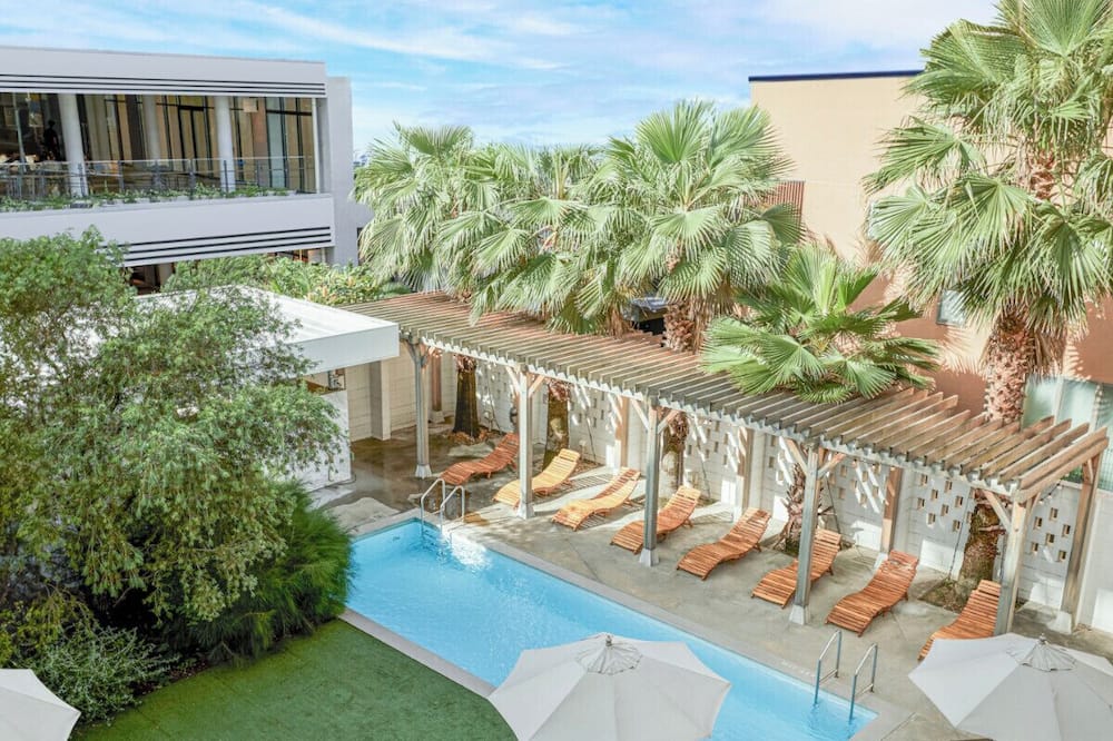 WEEKEND HOUSE
