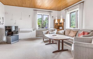 TV - Beautiful home in Bredebro with WiFi (Bredebro)