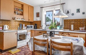 Fridge, microwave, stovetop, dishwasher - Beautiful home in Bredebro with WiFi (Bredebro)