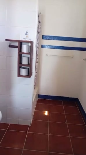 Serviettes fournies, papier de toilette