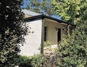 Exterior - Cosy Miners Cottage Castlemaine. Walkable, fireplace, bath, cooking (Castlemaine)