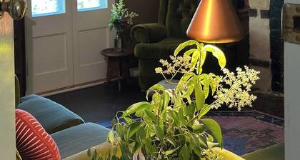 Cosy Miners Cottage Castlemaine. Walkable, fireplace, bath, cooking