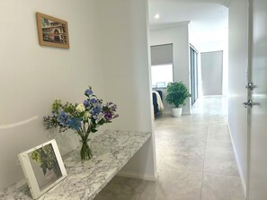 Room - 10’ to Airport & CBD/ Brand New/ Luxw Retreat Home Near The Cafes & Local Shops (Morley)