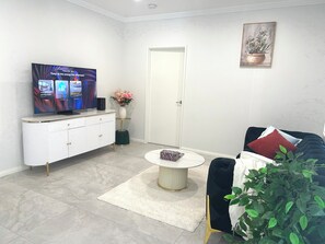 Living area - 10’ to Airport & CBD/ Brand New/ Luxw Retreat Home Near The Cafes & Local Shops (Morley)