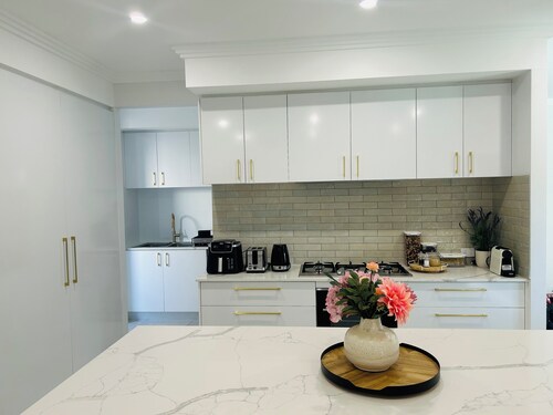 10’ to Airport & CBD/ Brand New/ Luxw Retreat Home Near The Cafes & Local Shops