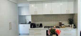 10’ to Airport & CBD/ Brand New/ Luxw Retreat Home Near The Cafes & Local Shops