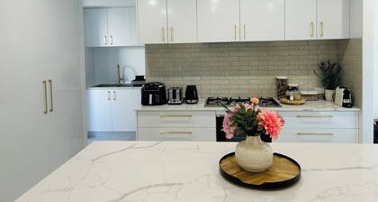 10â to Airport & CBD/ Brand New/ Luxw Retreat Home Near The Cafes & Local Shops