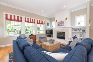 TV - Hydrangea Haven- private association Beach (South Haven)