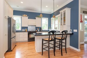 Fridge, microwave, oven, stovetop - Hydrangea Haven- private association Beach (South Haven)