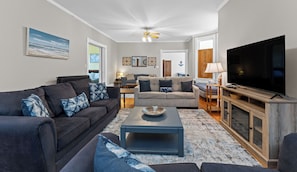 TV, books - Enjoy the spacious 5-bedroom House in charming Ludington, MI. (Ludington)