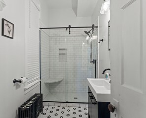 Shower, towels - Enjoy the spacious 5-bedroom House in charming Ludington, MI. (Ludington)