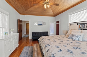 5 bedrooms, free WiFi, bed sheets - Enjoy the spacious 5-bedroom House in charming Ludington, MI. (Ludington)