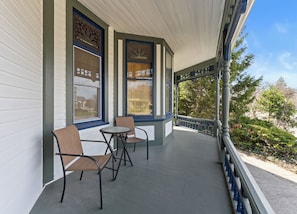 Outdoor dining - Enjoy the spacious 5-bedroom House in charming Ludington, MI. (Ludington)