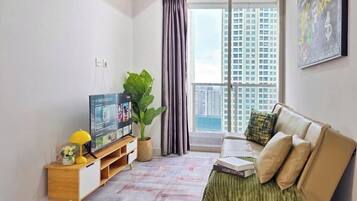Apartment, 2 Schlafzimmer, Stadtblick | Wohnbereich | 43-Zoll-Smart-TV mit Kabelempfang
