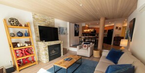 Smart TV, fireplace - Blueberry Hill Condo - Free Parking, Pool and Hot Tub (Whistler)