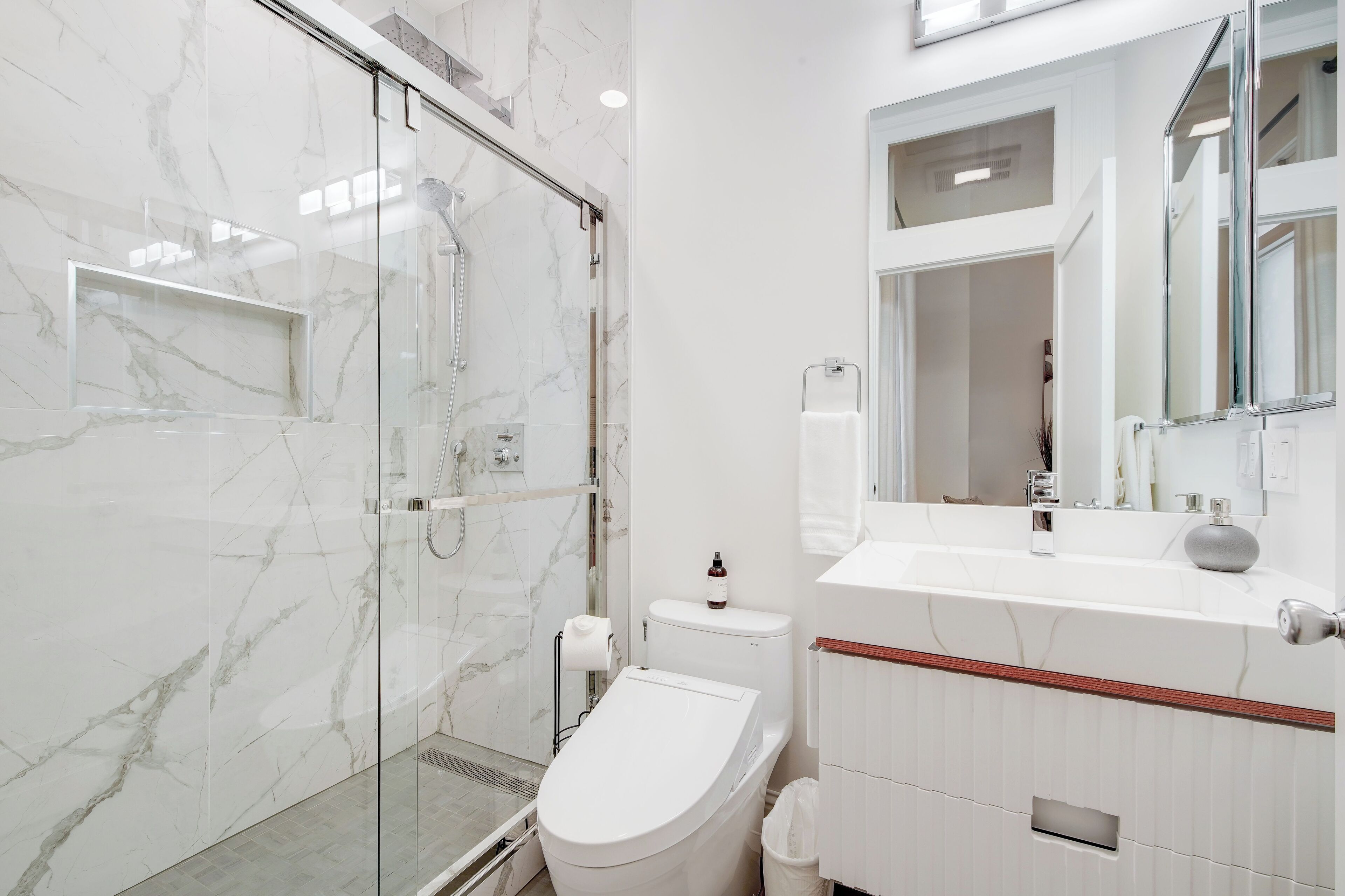 Séchoir à cheveux, bidet, serviettes fournies, shampooing