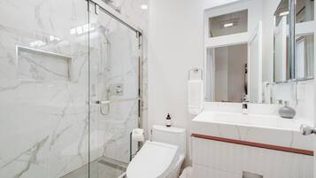 Séchoir à cheveux, bidet, serviettes fournies, shampooing