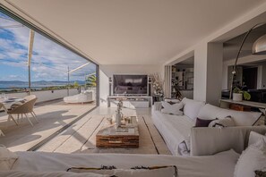 6 bedrooms, free WiFi - SAINT-RAPHAËL – CONTEMPORARY VILLA WITH PANORAMIC SEA VIEW AND SWIMMING POOL (ST RAPHAEL)