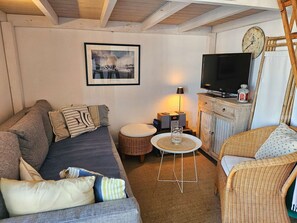 TV - Beautiful 2-room apartment with Wi-Fi and mooring – View over the canals of Port Grimaud (PORT GRIMAUD)