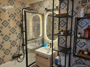Bathroom - Beautiful 2-room apartment with Wi-Fi and mooring – View over the canals of Port Grimaud (PORT GRIMAUD)