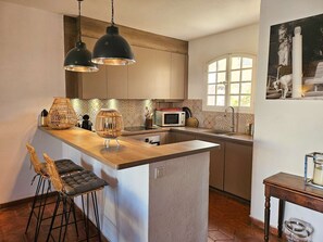 Fridge, microwave, oven, dishwasher - Lovely air-conditioned house for 4 people with a jacuzzi, Wi-Fi, and a mooring. (PORT GRIMAUD)
