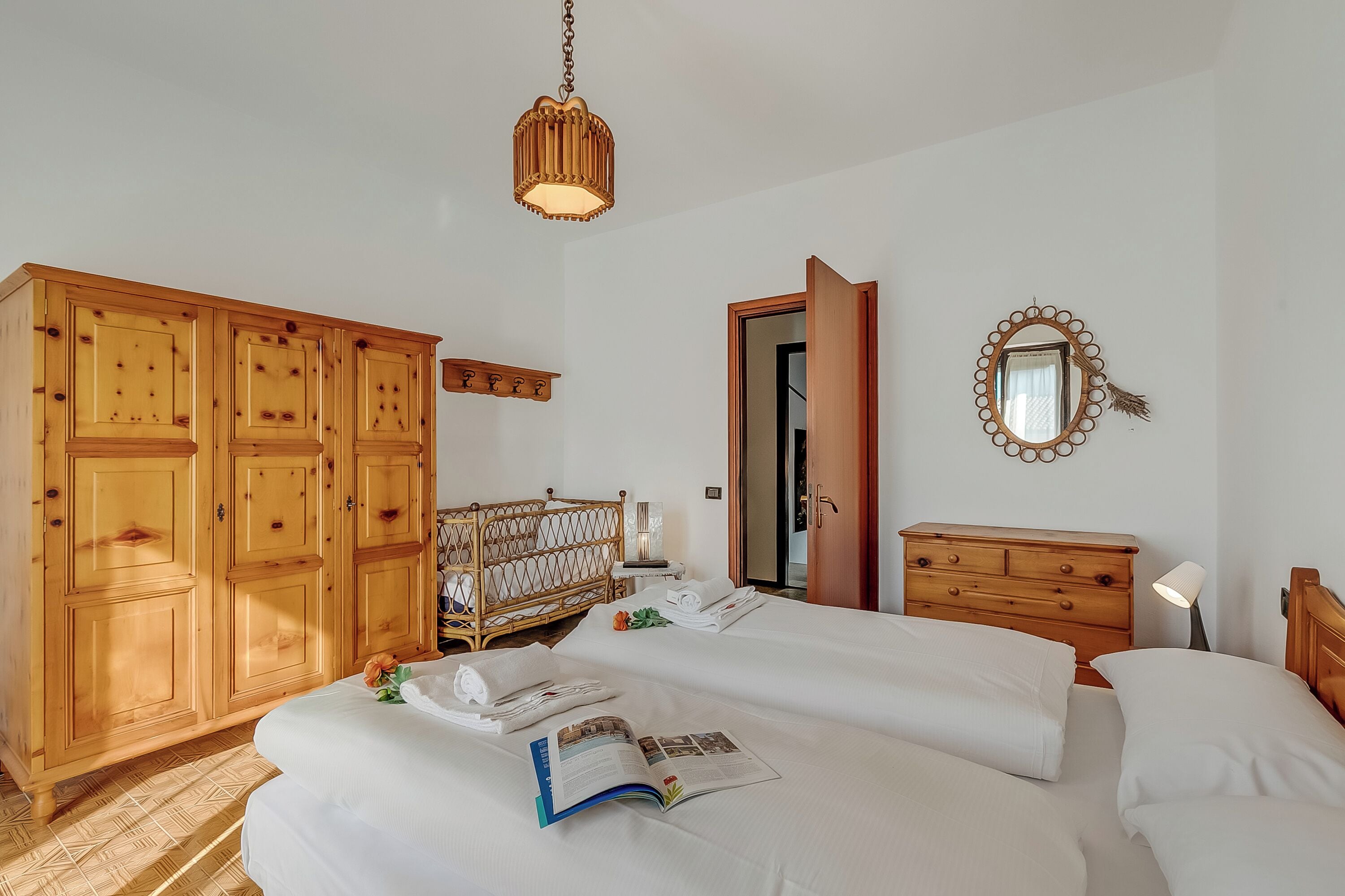 Villa familiare, 5 camere da letto, balcone (Villa Eva: Leggiuno 5-Bed Villa for) | 5 camere, Wi-Fi