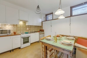 Family Villa, Multiple Bedrooms (Villa Eva) | Private kitchen | Fridge, microwave, oven, stovetop - Villa Eva (Leggiuno)