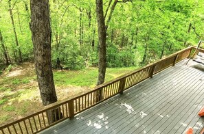 Property grounds - Wandering Bear Lodge: Free Tickets /Hot Tub/ Wifi /pool table (Sevierville)