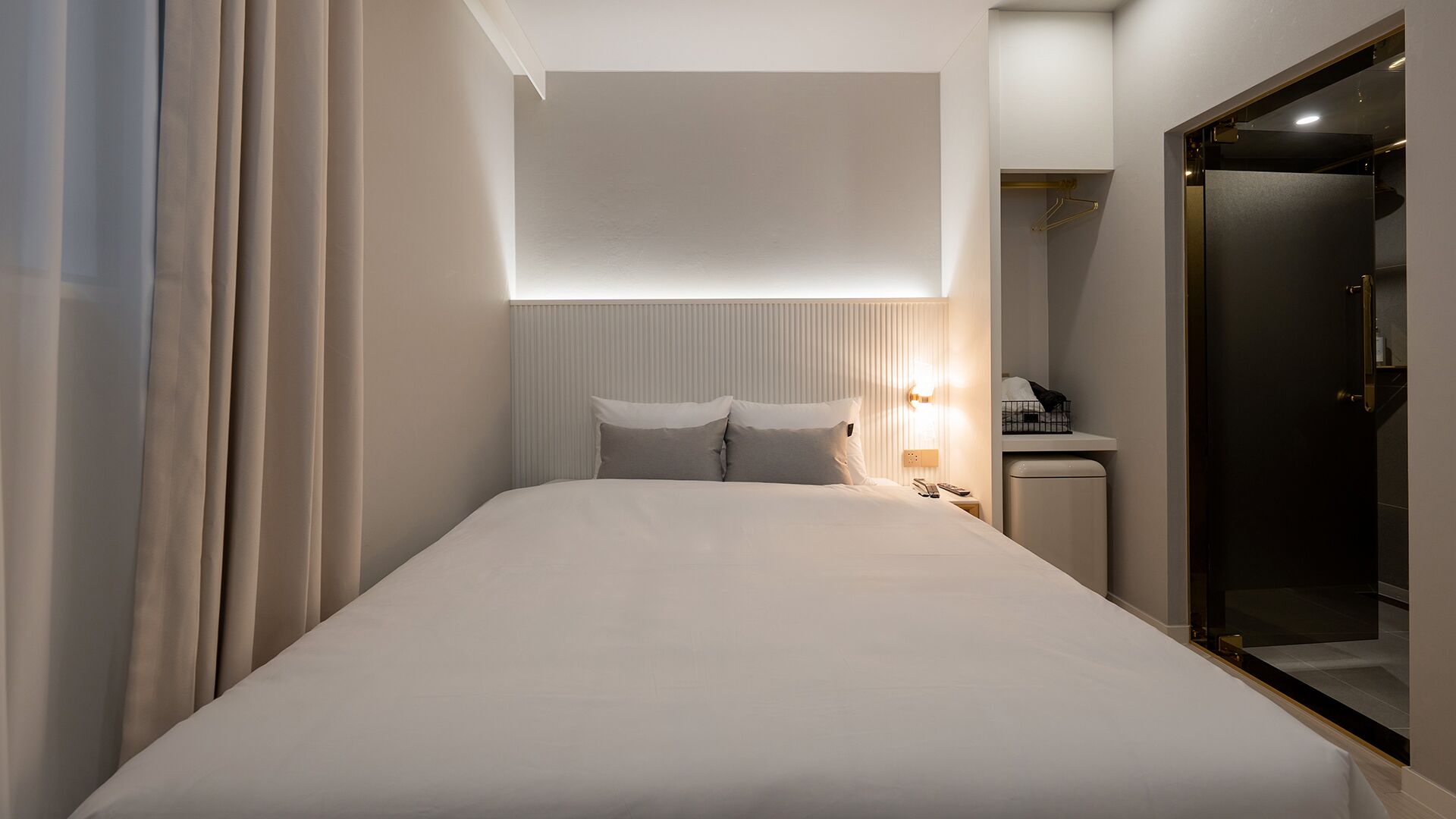Free WiFi, bed sheets