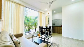 베이직 싱글룸 | 거실 공간