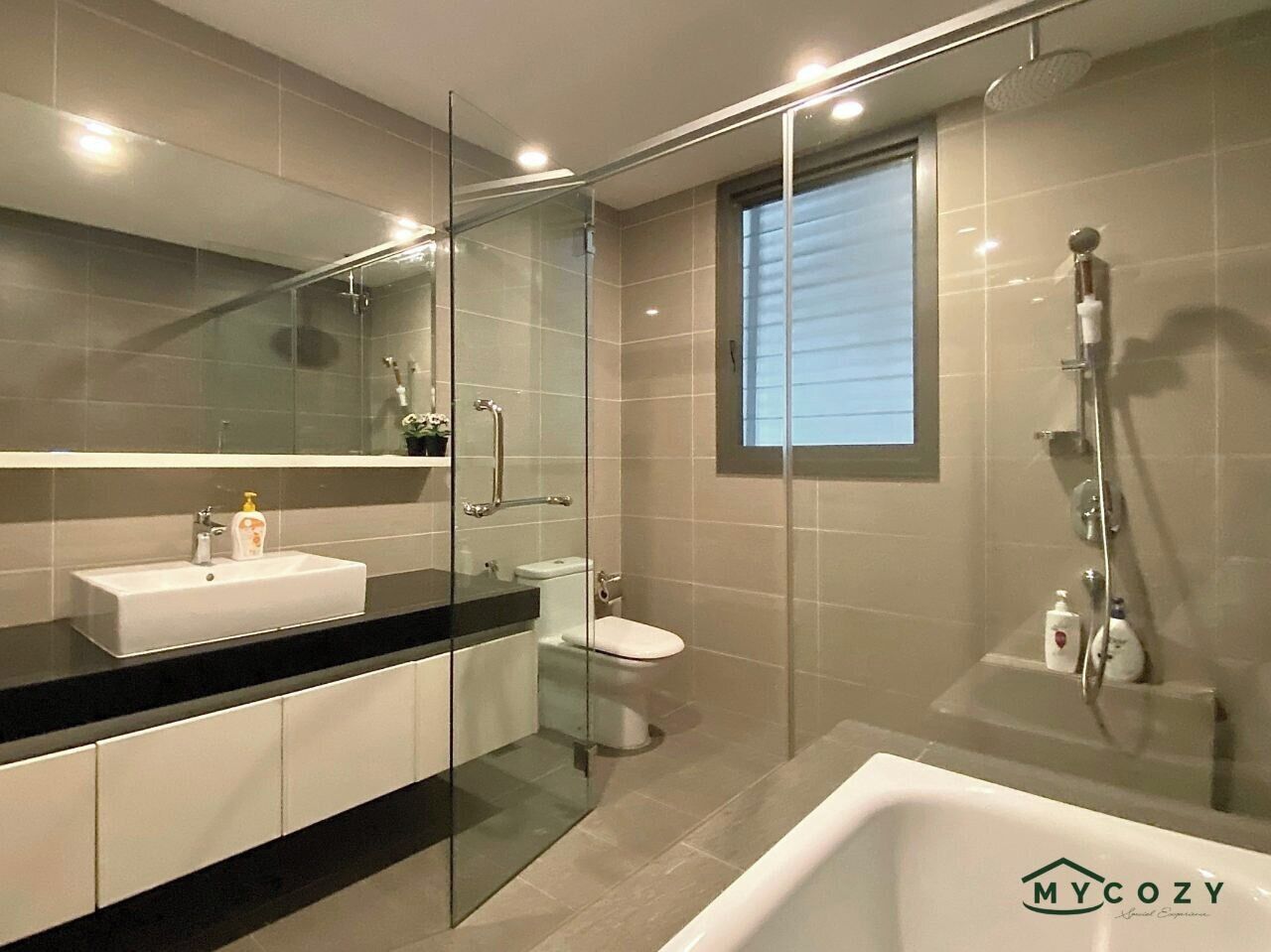 Premier Apartment, 3 Bedrooms, Mountain View | Bathroom | Hair dryer, towels, shampoo, toilet paper