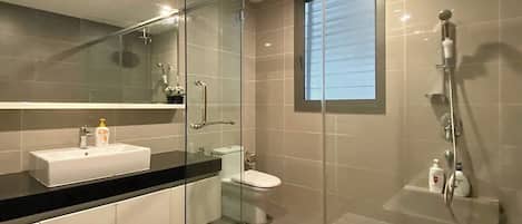 Premier Apartment, 3 Bedrooms, Mountain View | Bathroom | Hair dryer, towels, shampoo, toilet paper