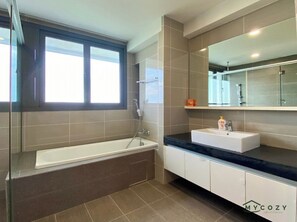 Deluxe Apartment, 2 Bedrooms, Mountain View | Bathroom