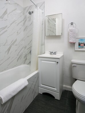Bathroom - Cozy studio in nice Los Angeles! Perfect for 2! (Los Angeles)
