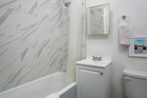 Bathroom - Cozy studio in nice Los Angeles! Perfect for 2! (Los Angeles)