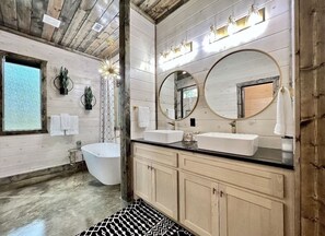 Shower, hair dryer, towels, soap - New! Broken BowFamily Cabin - Hot Tub - Fire Pit - Playground (Broken Bow)