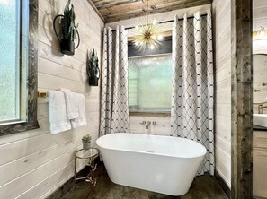 Douche, sèche-cheveux, serviettes fournies, savon