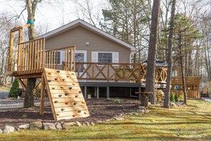 Children’s area - Mountain-Lake Getaway with Hot Tub (Albrightsville)