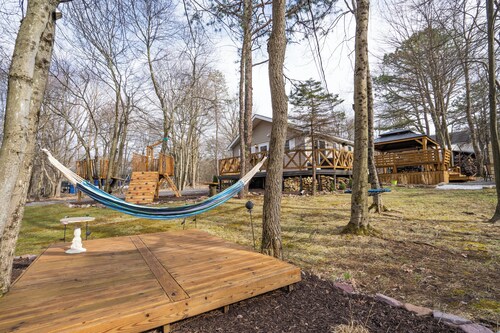 Mountain-Lake Getaway with Hot Tub