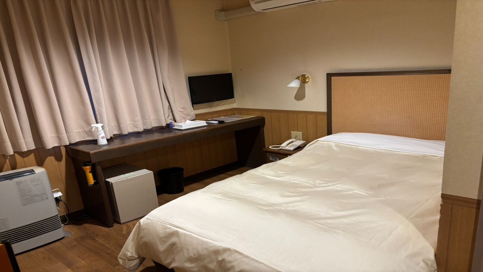 Down comforters, free WiFi, bed sheets