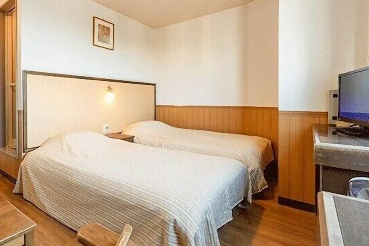 Down comforters, WiFi (free), bed sheets