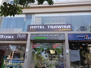 Un hôtel nommé « HOTEL TRAWIKA », situé au premier étage, dont le numéro de téléphone est disponible.