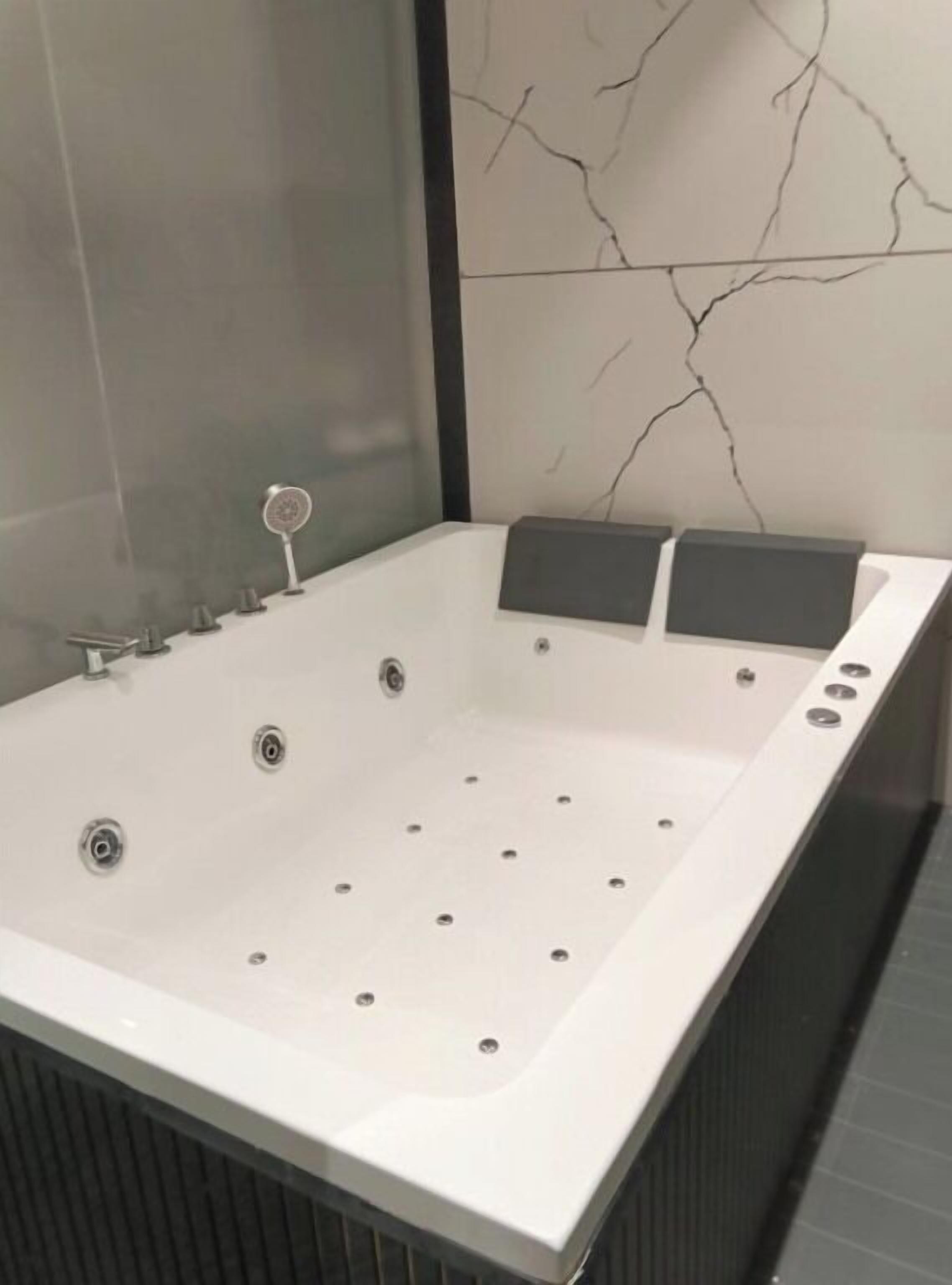 Premium Room | Bathroom | Towels, soap, shampoo