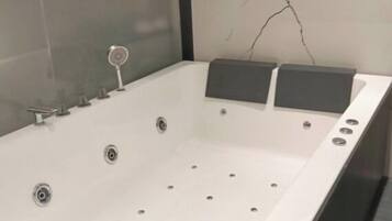 Premium Room | Bathroom | Towels, soap, shampoo