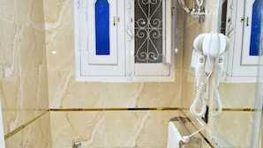 Un bagno con il water, lavandino e doccia.